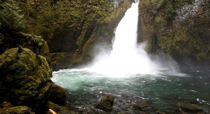 Водопад в пропасти - Живые обои Природа