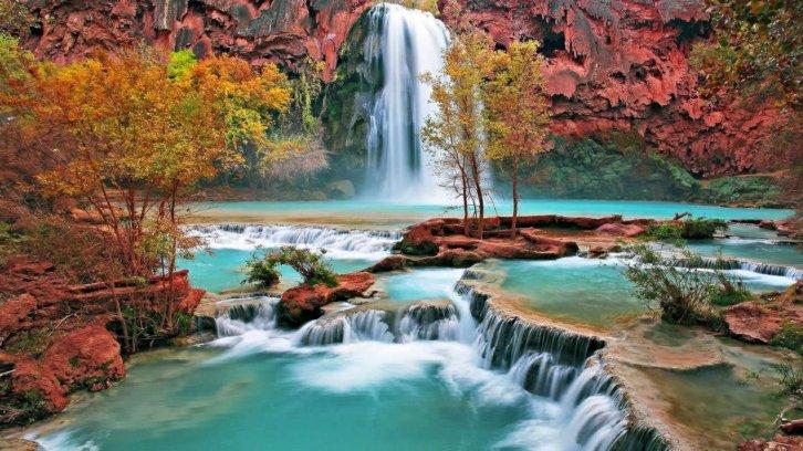 Красивые скалы и водопад - Заставки Природа